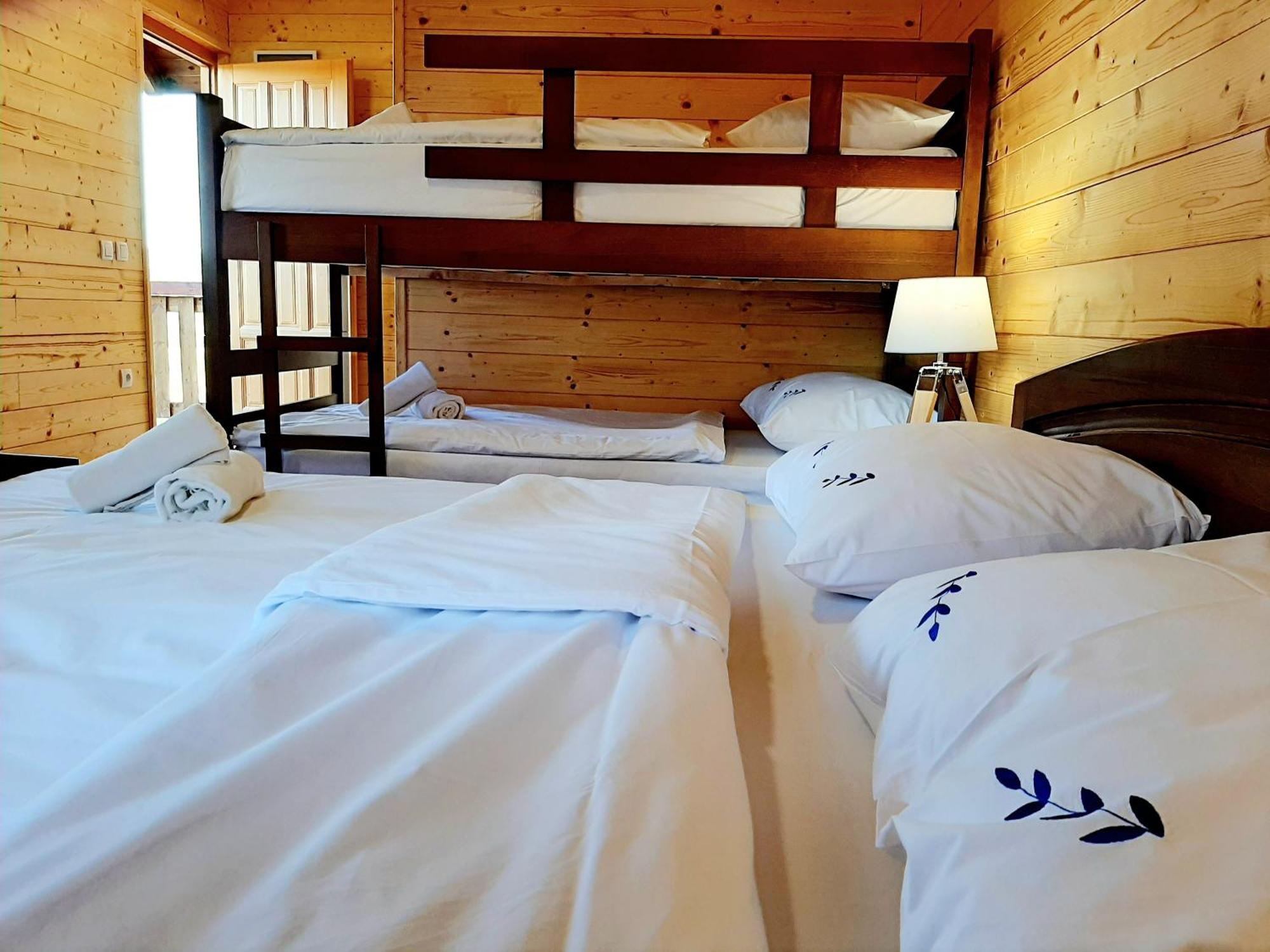 El Paso City, Zlatibor - Unique Wooden Cottages, Treehouse, Wild West Rooms, Accommodation 1-6 People Bilik gambar