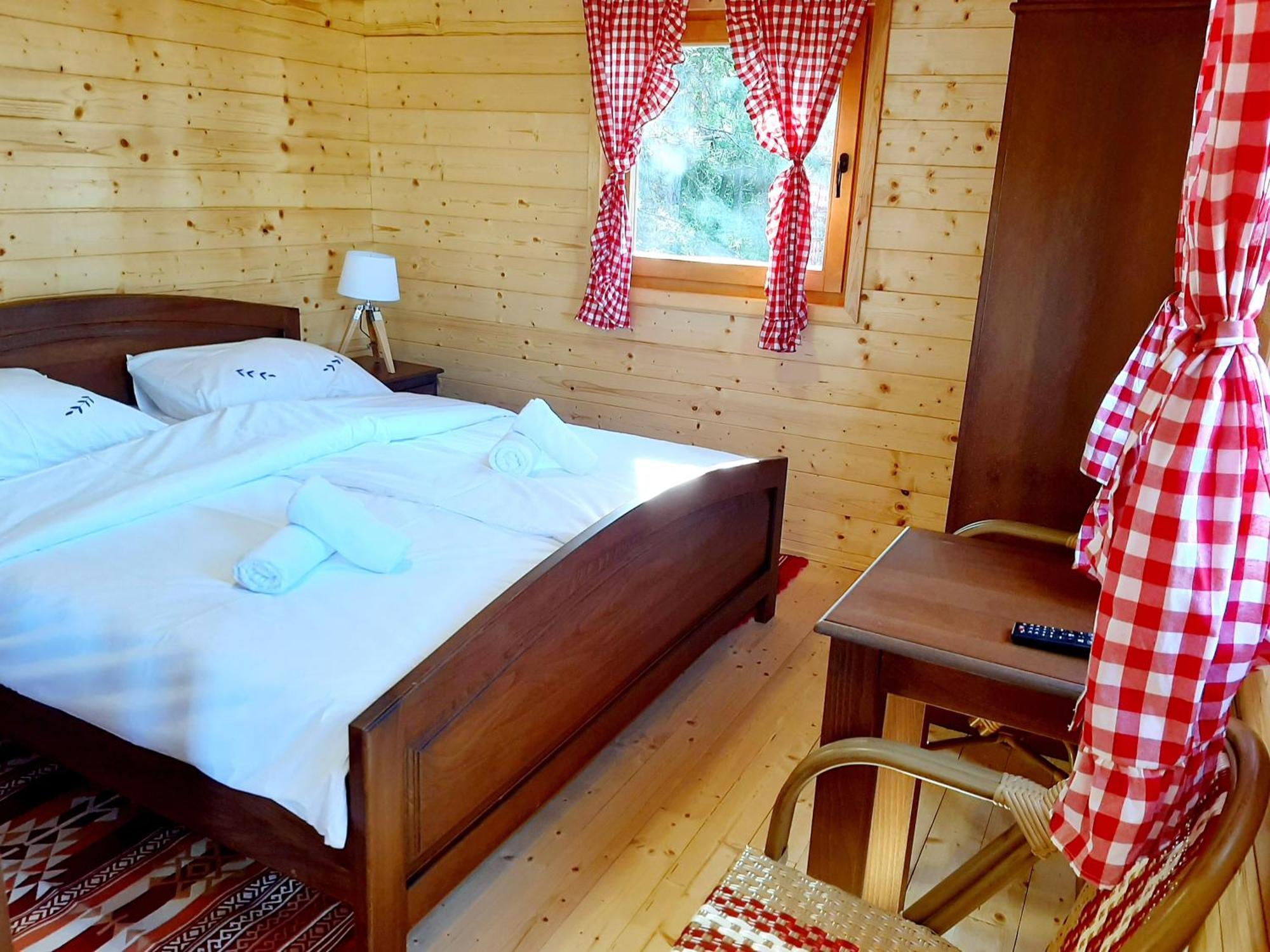 El Paso City, Zlatibor - Unique Wooden Cottages, Treehouse, Wild West Rooms, Accommodation 1-6 People Bilik gambar