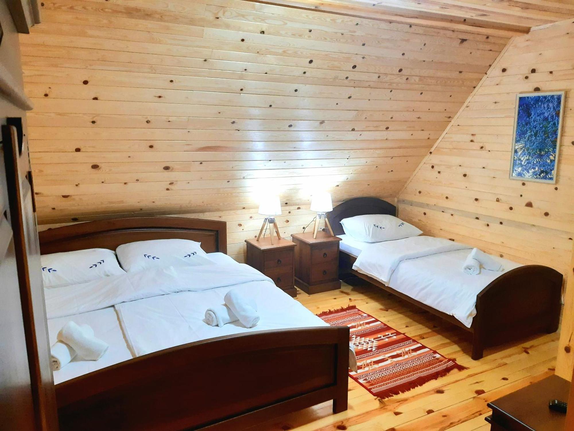 El Paso City, Zlatibor - Unique Wooden Cottages, Treehouse, Wild West Rooms, Accommodation 1-6 People Bilik gambar