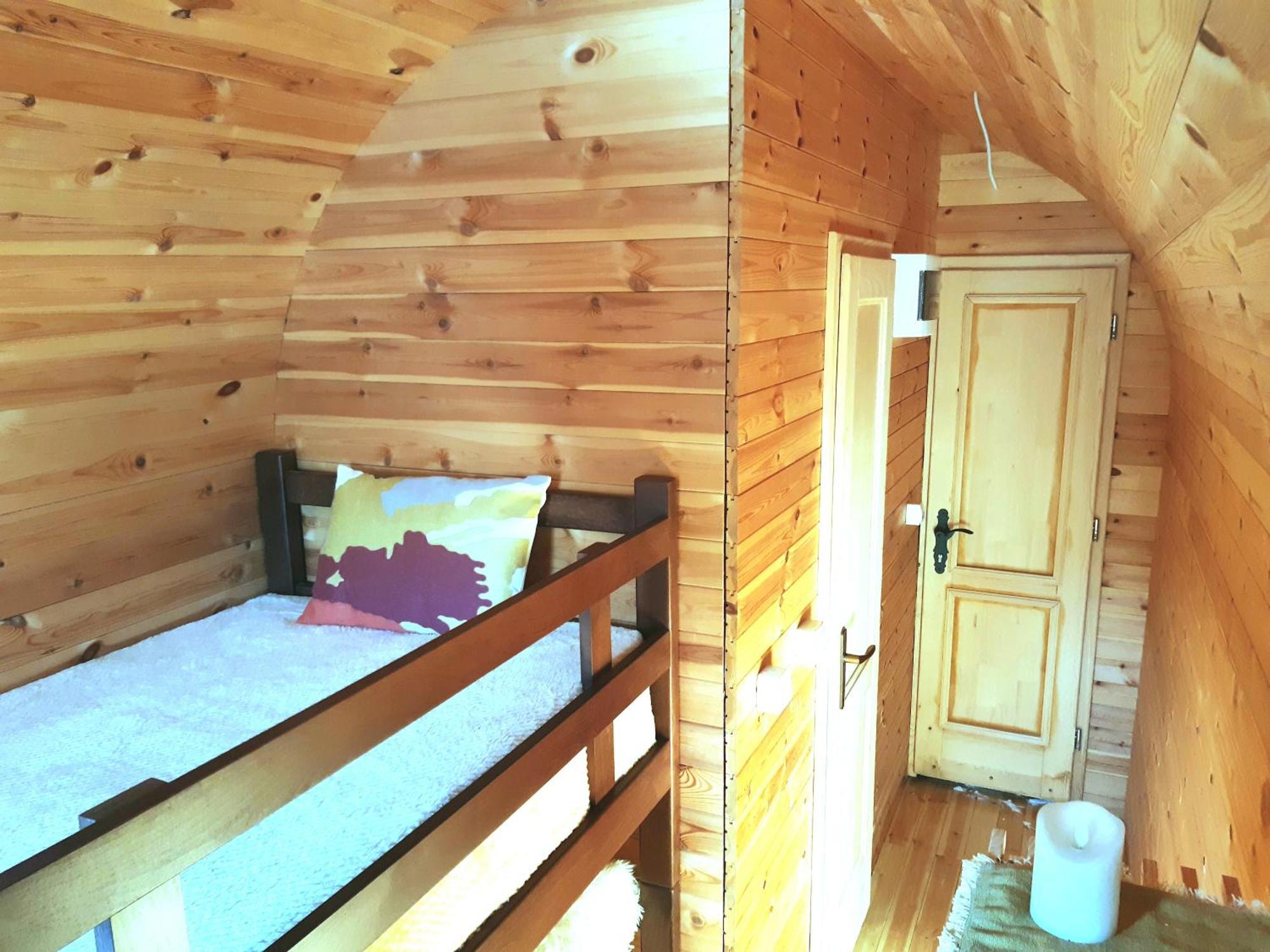 El Paso City, Zlatibor - Unique Wooden Cottages, Treehouse, Wild West Rooms, Accommodation 1-6 People Bilik gambar