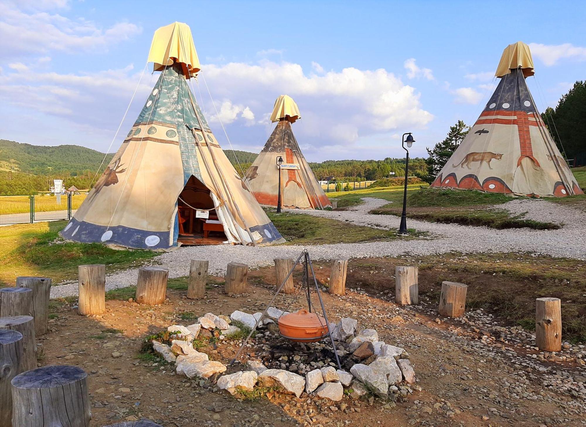 El Paso City, Zlatibor - Unique Wooden Cottages, Treehouse, Wild West Rooms, Accommodation 1-6 People Bilik gambar