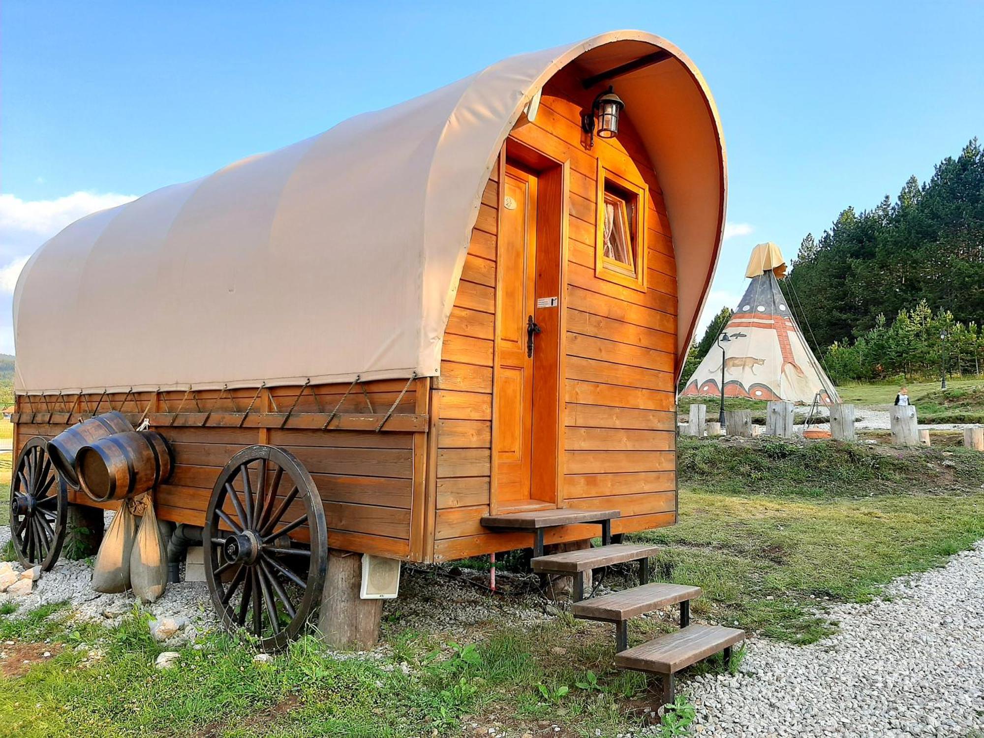 El Paso City, Zlatibor - Unique Wooden Cottages, Treehouse, Wild West Rooms, Accommodation 1-6 People Bilik gambar