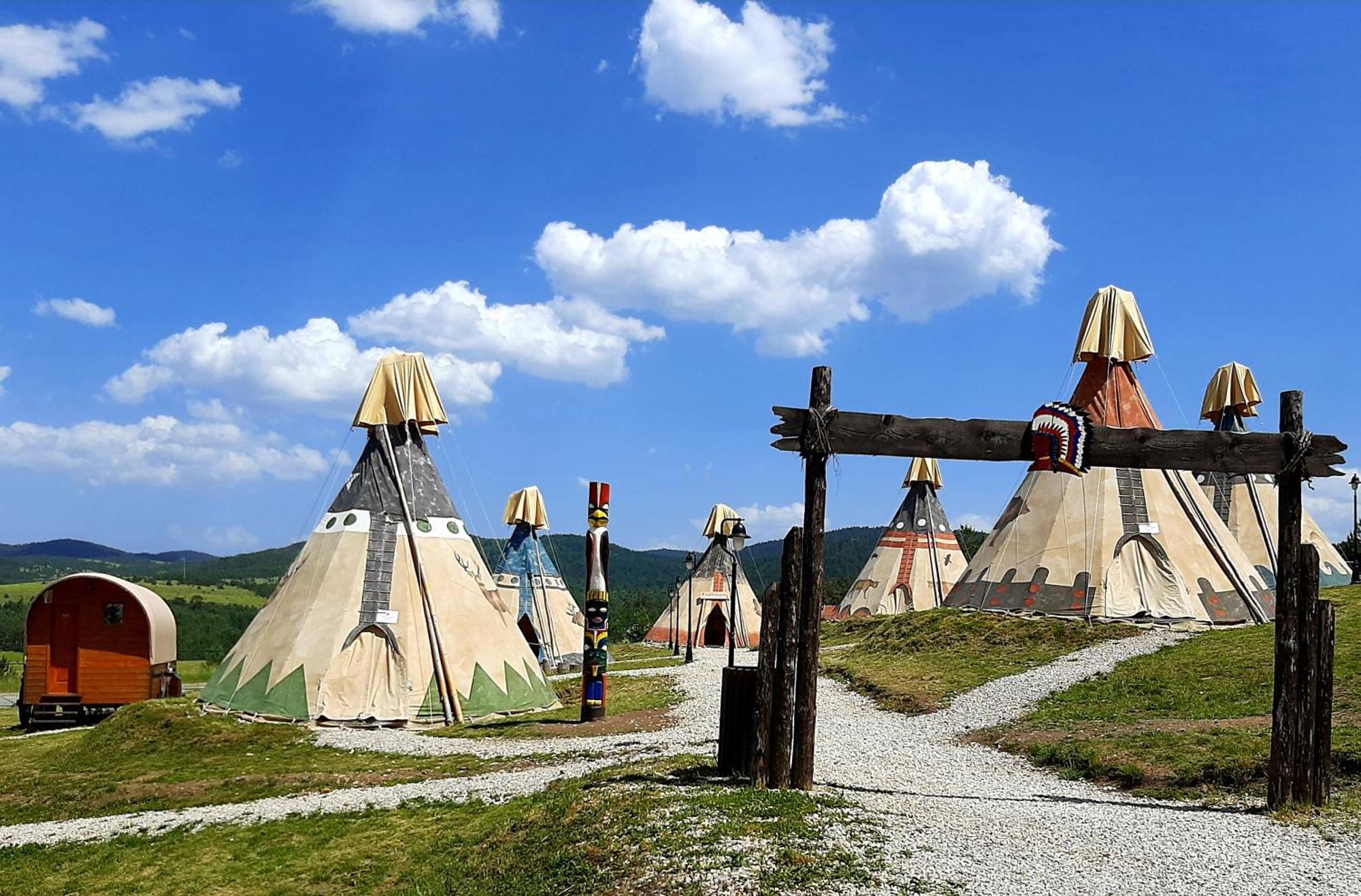 El Paso City, Zlatibor - Unique Wooden Cottages, Treehouse, Wild West Rooms, Accommodation 1-6 People Bilik gambar